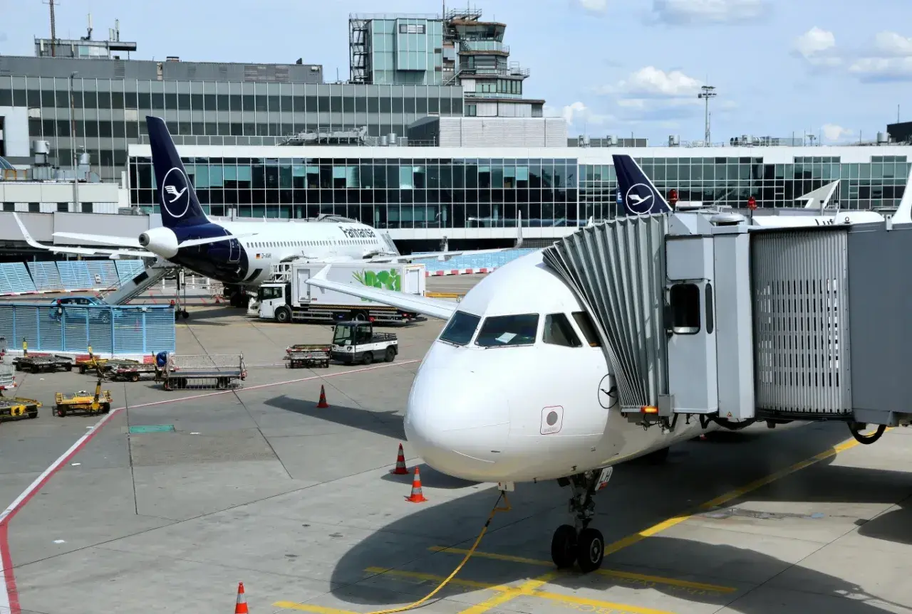 Samoloty Lufthansa na płycie lotniska, gotowe do lotów Kraków-Gdańsk.