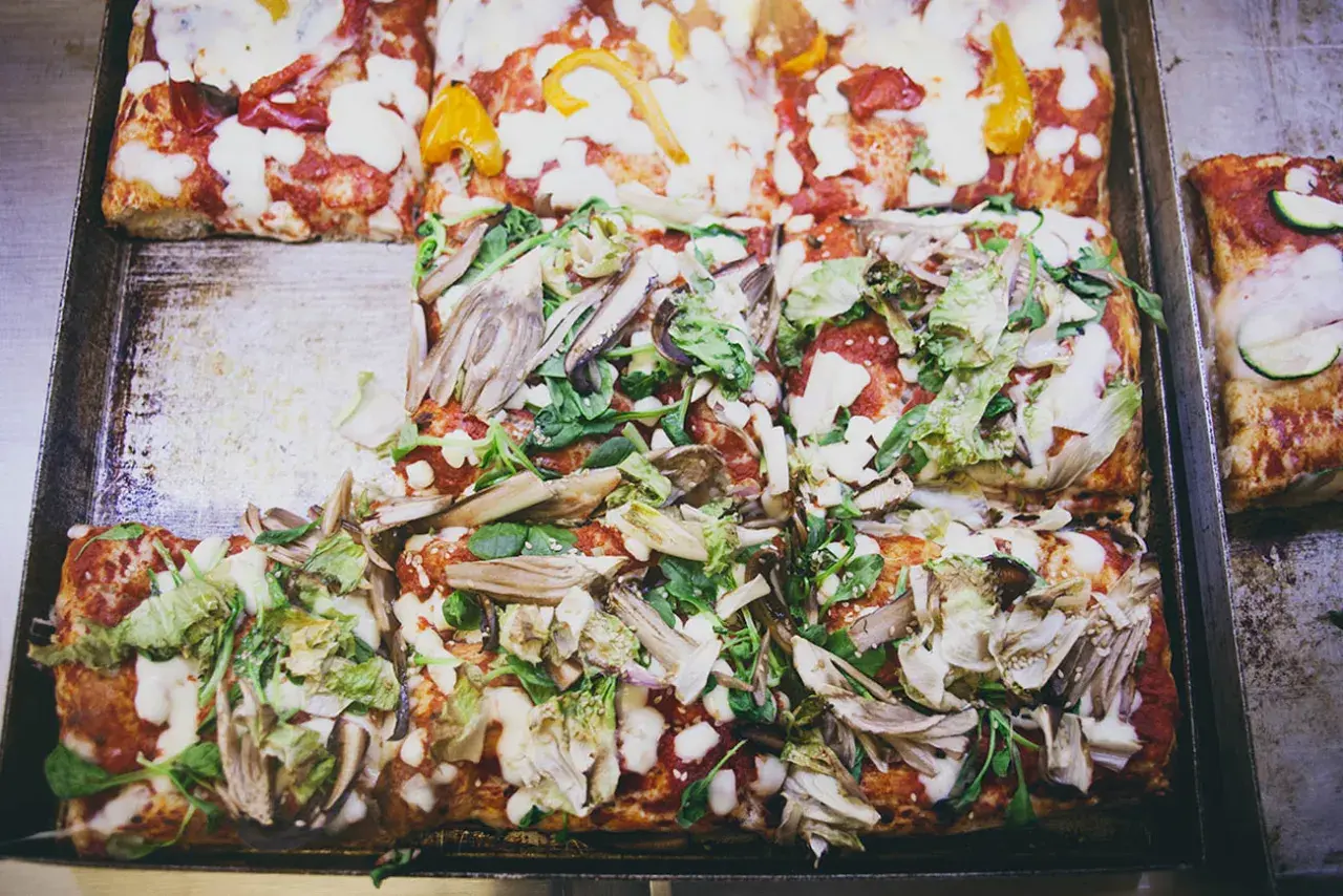 Pyszne, kwadratowe pizze z warzywami i serem. Idealne, gdy zastanawiasz się, gdzie zjeść w Wenecji.