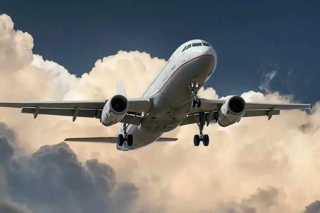 Czy można zabrać poduszkę do samolotu Ryanair? Sprawdź zasady podróży