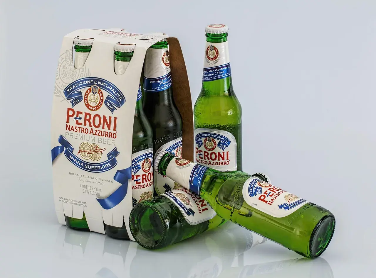 Butelki piwa Peroni Nastro Azzurro. Zastanawiasz się, ile alkoholu można przewieźć samolotem Ryanair? Sprawdź przepisy!