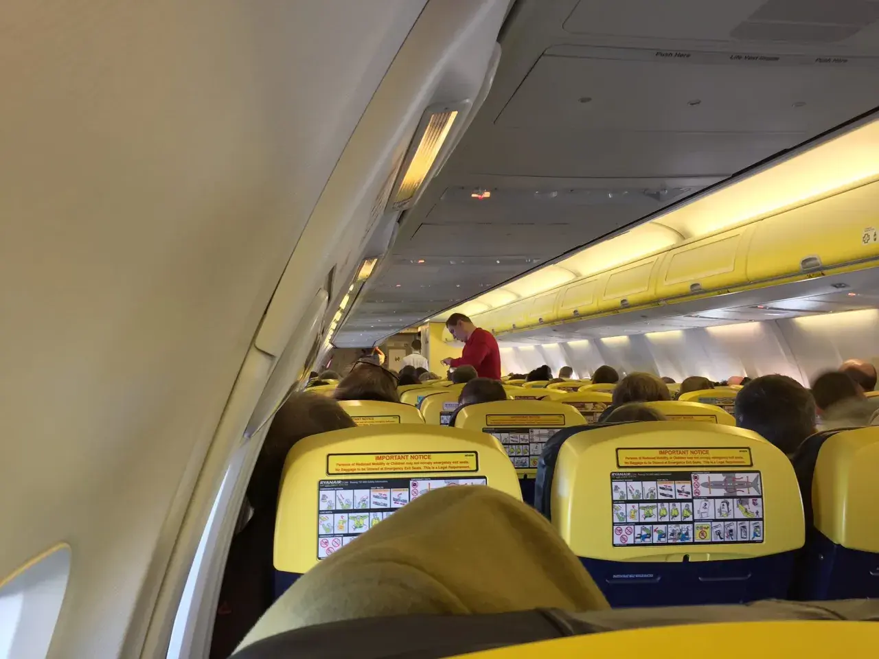 Wnętrze samolotu Ryanair, pełne pasażerów. Zastanawiasz się, ile osób mieści się w samolocie Ryanair? Ten widok daje pewne pojęcie.