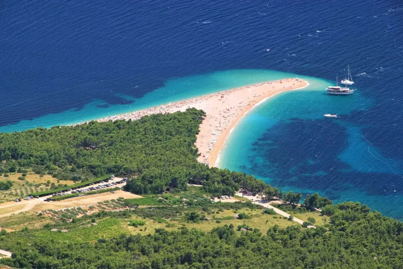 Piękna plaża w Chorwacji, idealna na wakacje. Marzysz o lotach do Chorwacji? Zobacz ten widok!