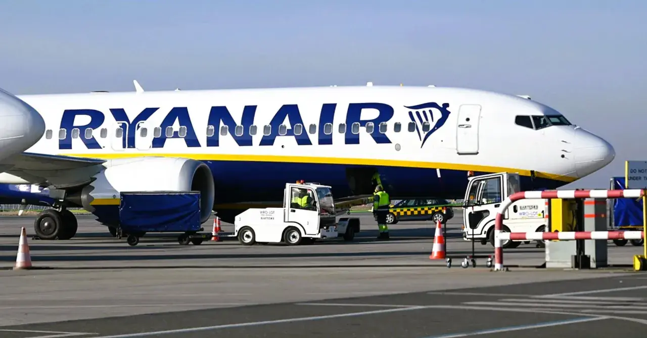 Samolot Ryanair na płycie lotniska. Zastanawiasz się, ile wcześnie można się odprawić w Ryanair?