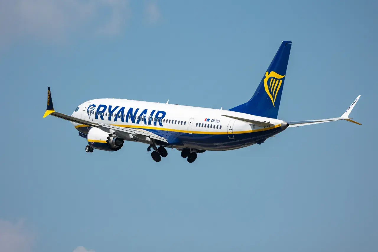 Samolot Ryanair w locie. Chcesz wiedzieć, jak zmienić rezerwację w Ryanair? Sprawdź instrukcje na stronie przewoźnika.