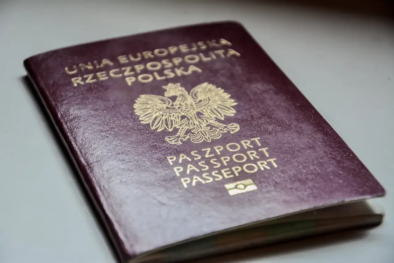 Pasztort z godłem Polski. To jest to, co trzeba mieć, żeby lecieć do Londynu.