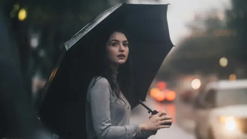 Zdjęcie Czy można przewozić parasol w bagażu podręcznym? Sprawdź zasady!