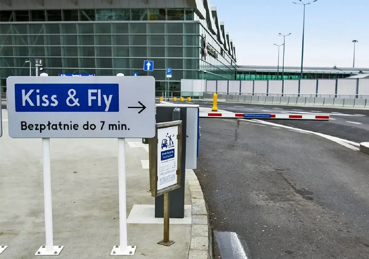 Strefa Kiss & Fly na Lotnisku Chopina: jak odebrać pasażera. Bezpłatnie do 7 min.