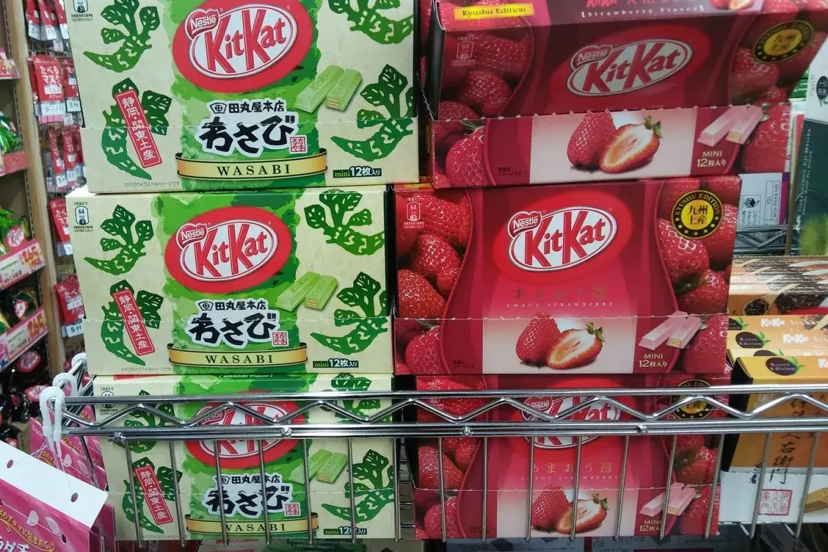 Pudełka Kit Kat o smaku wasabi i truskawki. Idealne, by przywieźć z Tokio unikalne słodycze.