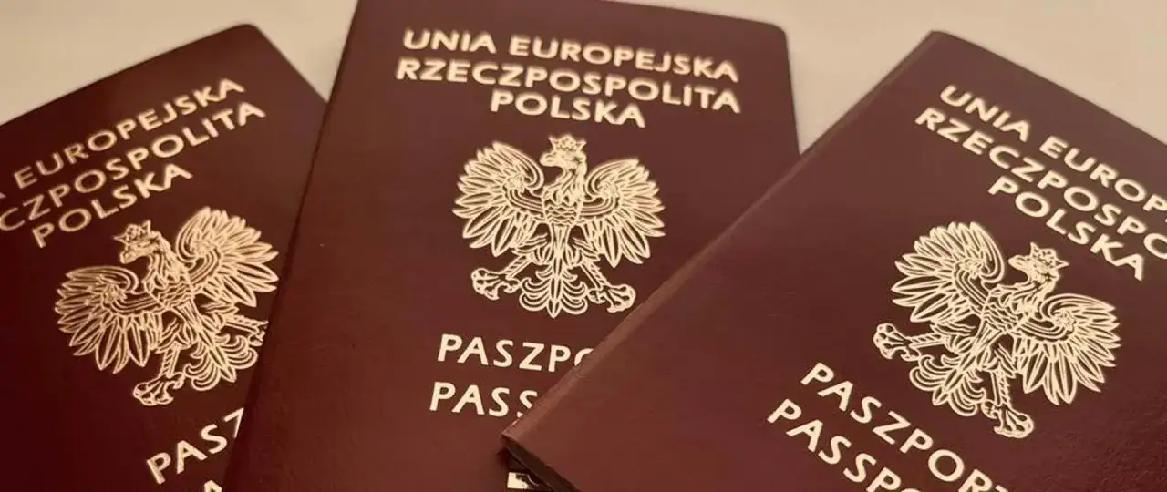 Trzy polskie paszporty. Czy do Hiszpanii potrzebny jest paszport? Tak, jeśli nie jesteś obywatelem UE.