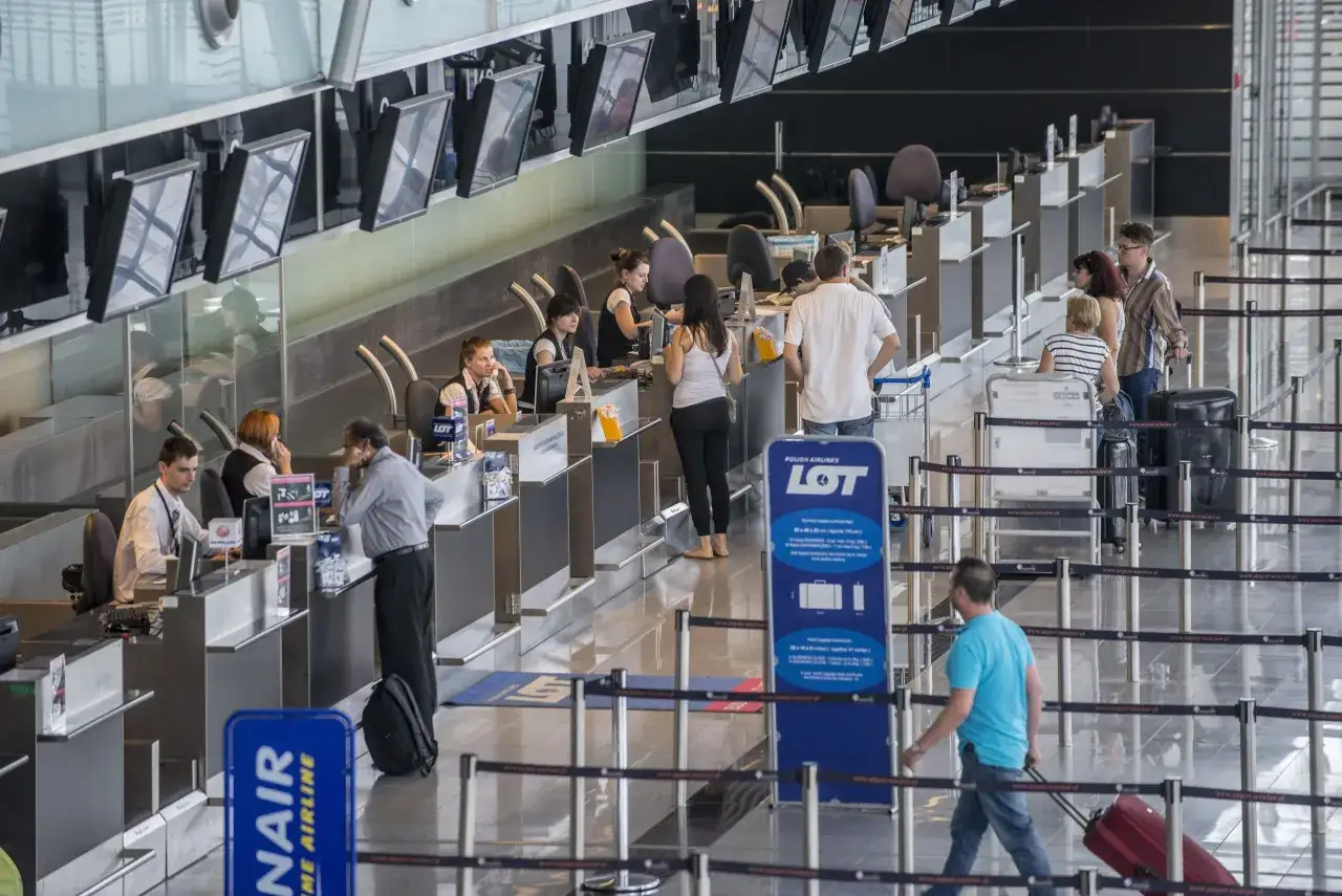 Kasa odprawy lotniskowej, gdzie pasażerowie sprawdzają, ile wcześniej trzeba być na lotnisku Ryanair.