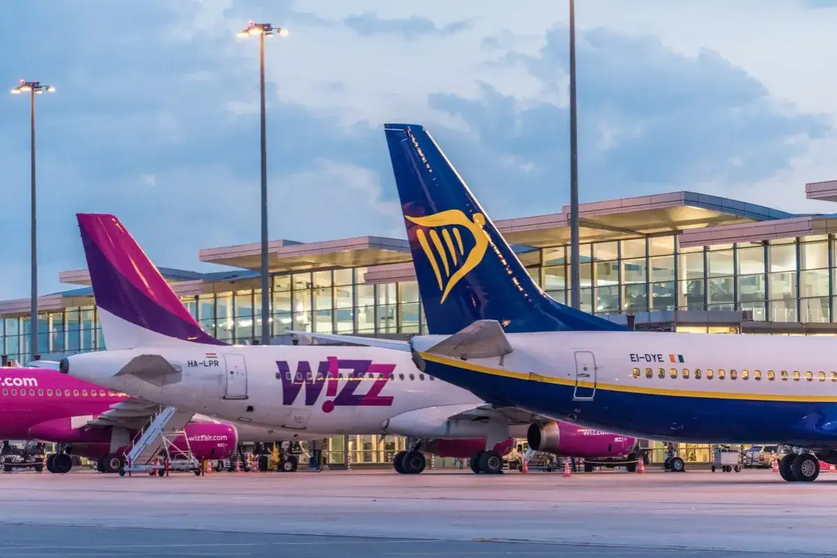 Samoloty Wizz Air i Ryanair na lotnisku, gotowe do lotów Kraków-Mediolan.
