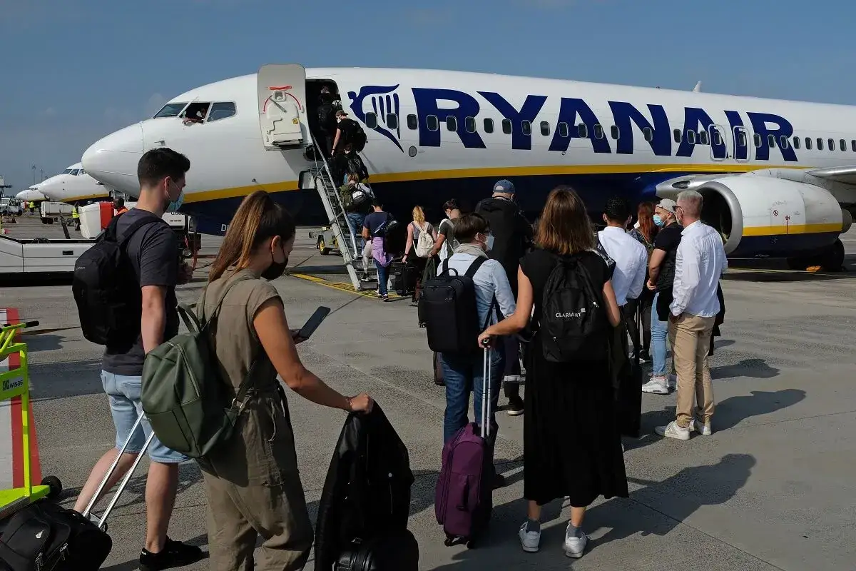 Pasażerowie wsiadają do samolotu Ryanair. Zastanawiasz się, ile wcześniej trzeba być na lotnisku Ryanair?