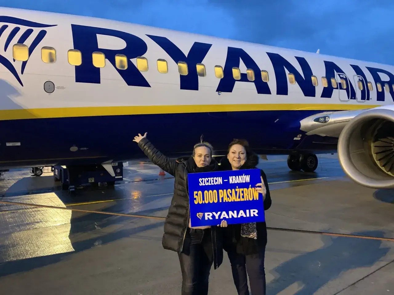 Dwie kobiety świętują 50.000 pasażerów na trasie Szczecin - Kraków z linią Ryanair.