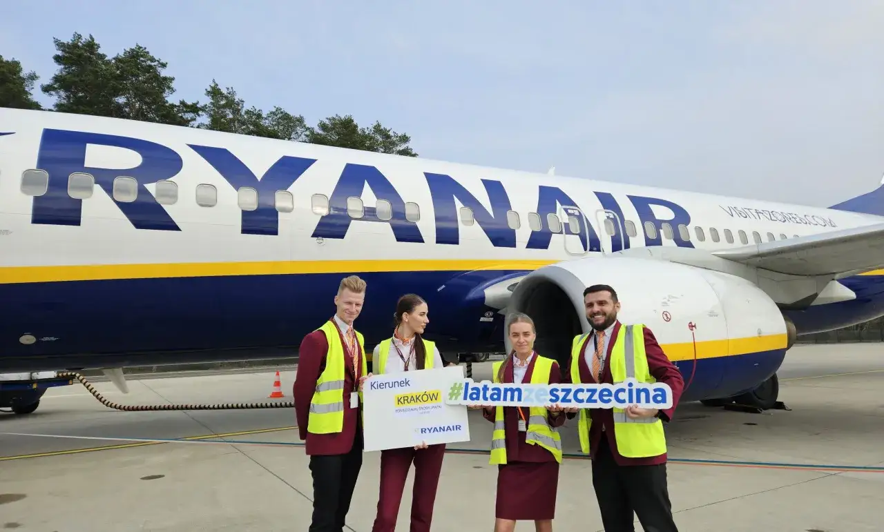 Załoga Ryanair świętuje nowe loty Szczecin-Kraków. #latamzszczecina