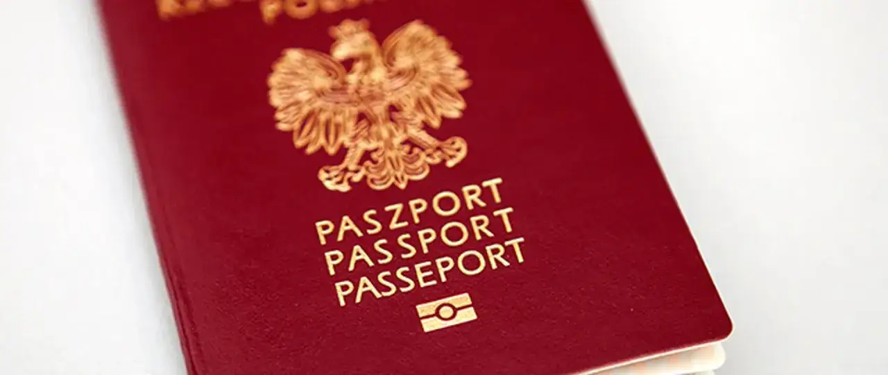 Czerwony paszport z godłem Polski. Czy do Hiszpanii potrzebny jest paszport? Tak, jeśli nie jesteś obywatelem UE.