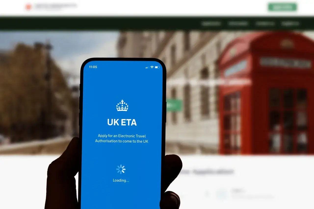 Telefon z aplikacją UK ETA. Zastanawiasz się, czy do Londynu trzeba mieć wizę? Sprawdź wymogi podróży do Wielkiej Brytanii.