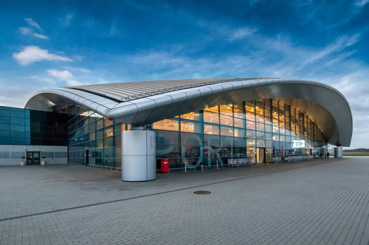 Nowoczesny terminal lotniska, idealny na loty Rzeszów-Bristol.