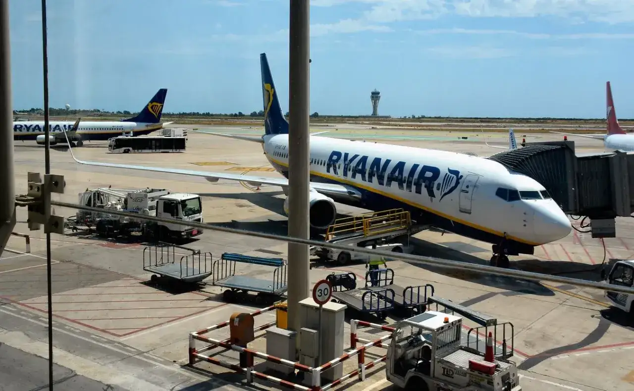 Samolot Ryanair na płycie lotniska. Zastanawiasz się, jak zmienić rezerwację w Ryanair? Sprawdź instrukcje na stronie przewoźnika.