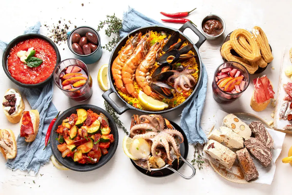 Paella z owocami morza, tapas, churros i sangria – tak smakuje to, co warto zjeść w Hiszpanii.