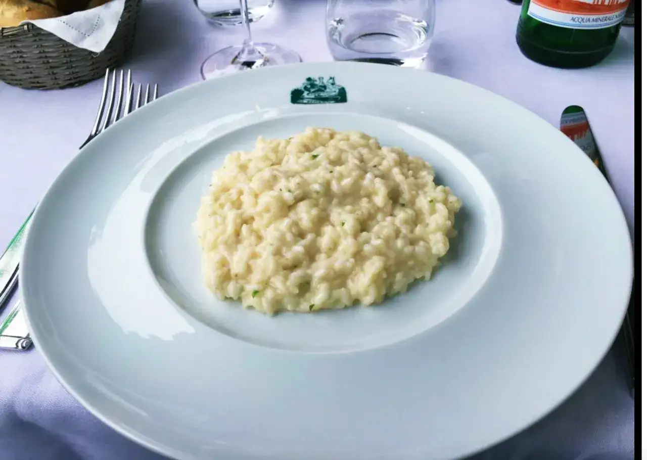 Pyszne risotto na talerzu. Szukasz miejsca, gdzie zjeść w Wenecji? To może być dobry trop!