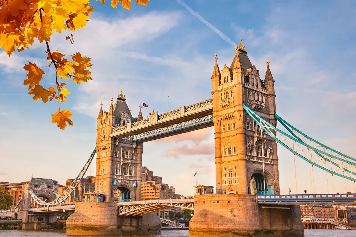 Jesienny Londyn, Tower Bridge i błękitne niebo. Aby lecieć do Londynu, potrzebujesz paszportu i biletu.