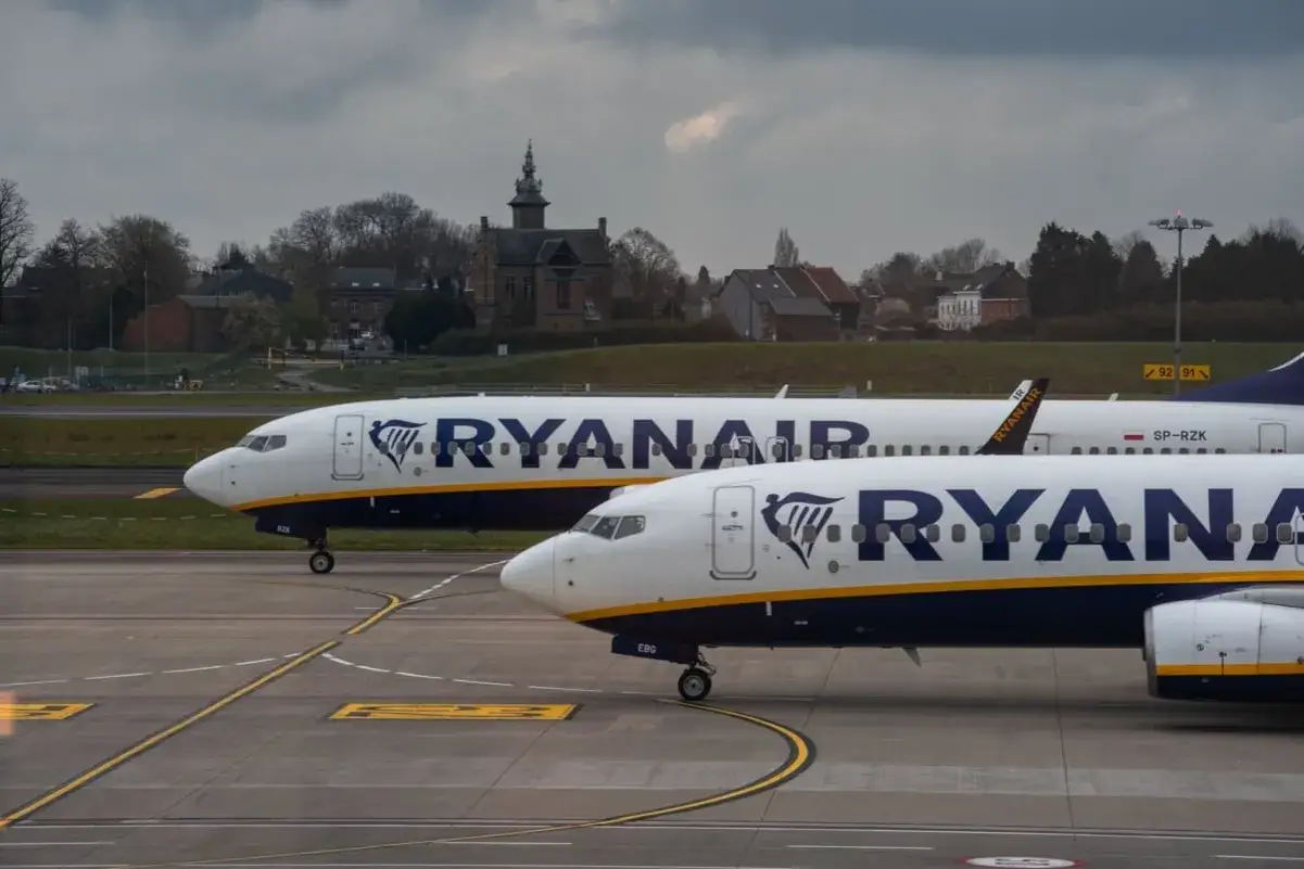Dwa samoloty Ryanair na płycie lotniska, gotowe do lotów Wrocław-Gdańsk.