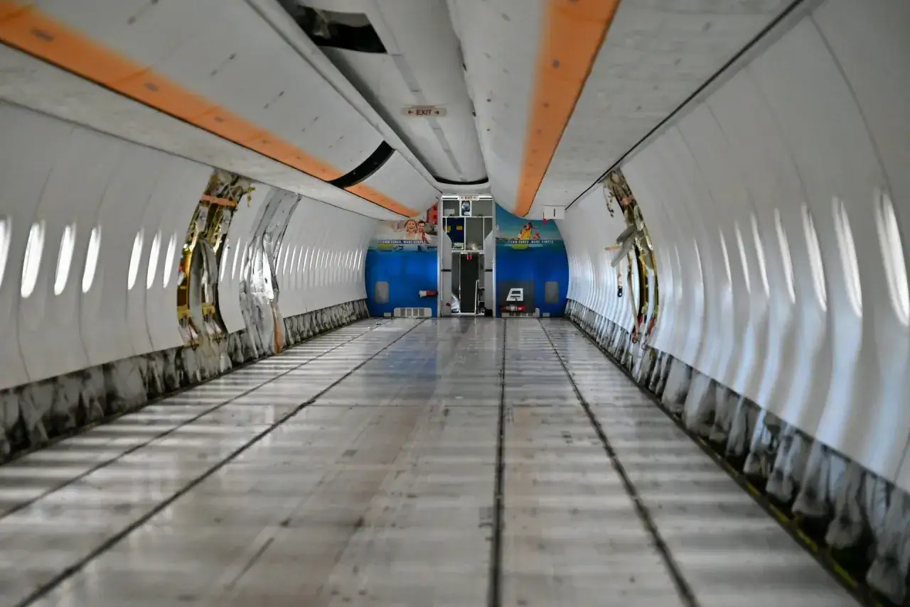 Pusta kabina samolotu Ryanair. Zastanawiasz się, ile osób mieści się w samolocie Ryanair? Ten widok sugeruje, że może być ich bardzo dużo!