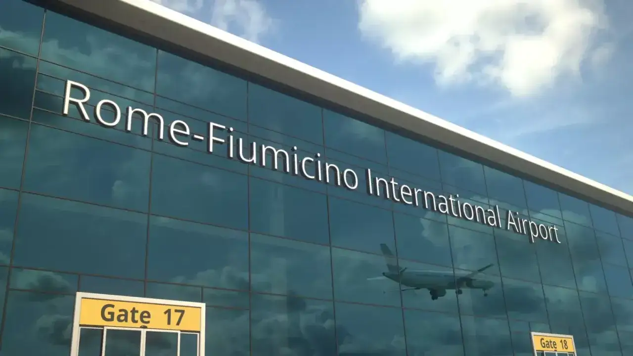 Loty Wrocław-Rzym: samolot odbija się w szklanej fasadzie lotniska Fiumicino.