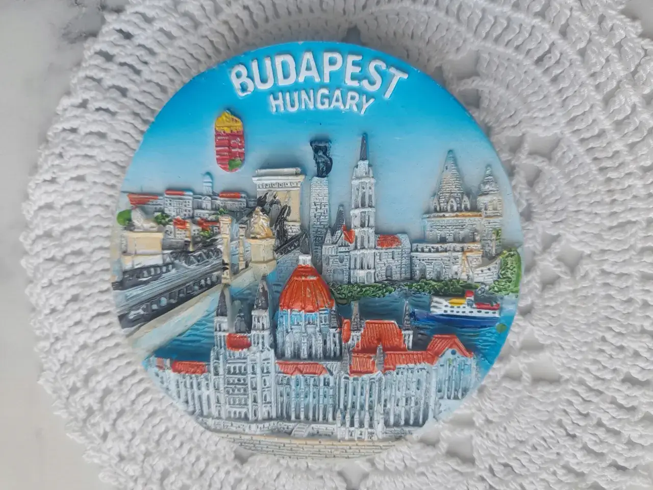 Magnes z panoramą Budapesztu, przedstawiający Parlament i inne zabytki. Zastanawiasz się, ile kosztuje magnes w Budapesztu?