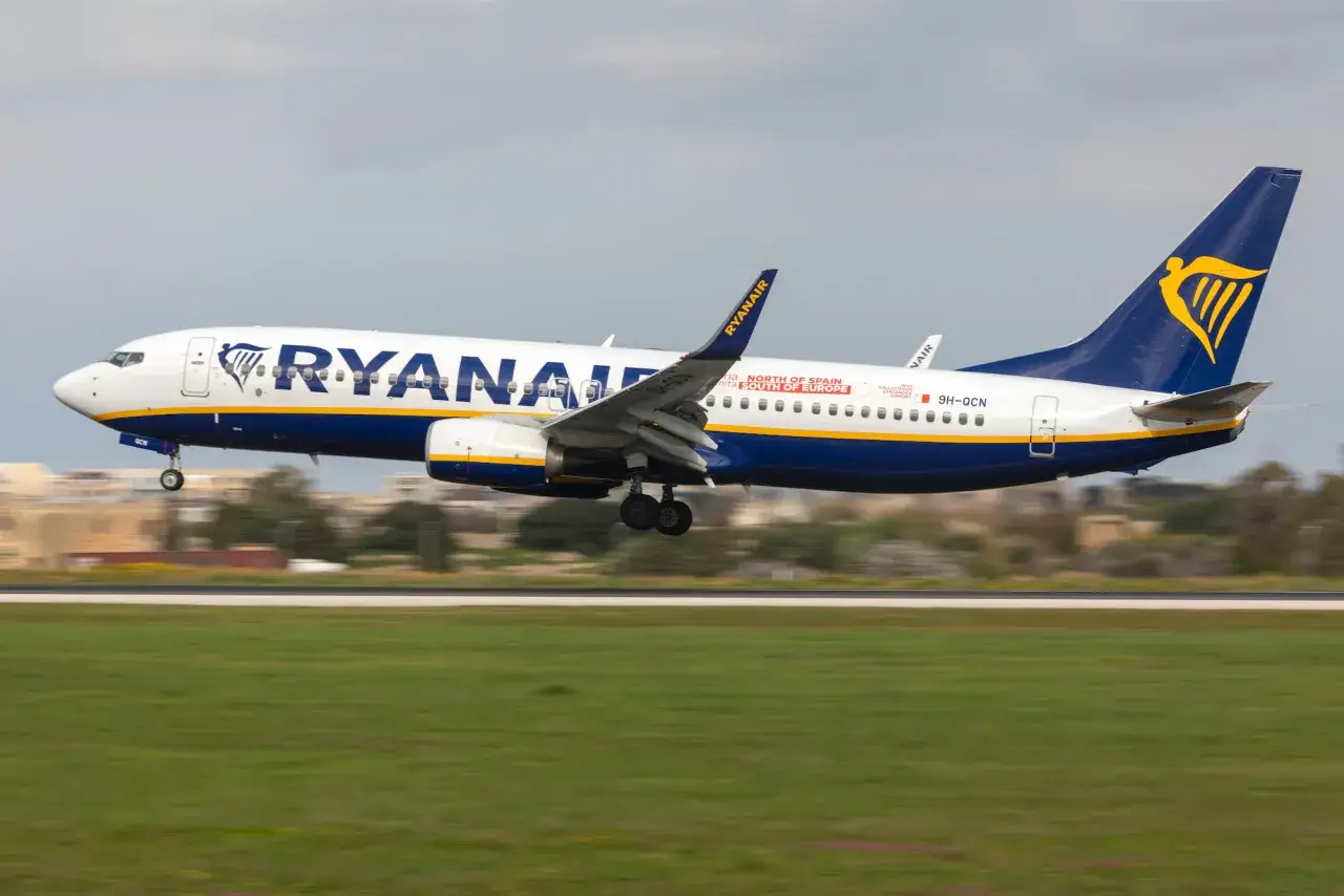 Samolot Ryanair ląduje. Jeśli chcesz dowiedzieć się, jak zmienić rezerwację w Ryanair, sprawdź informacje na stronie przewoźnika.