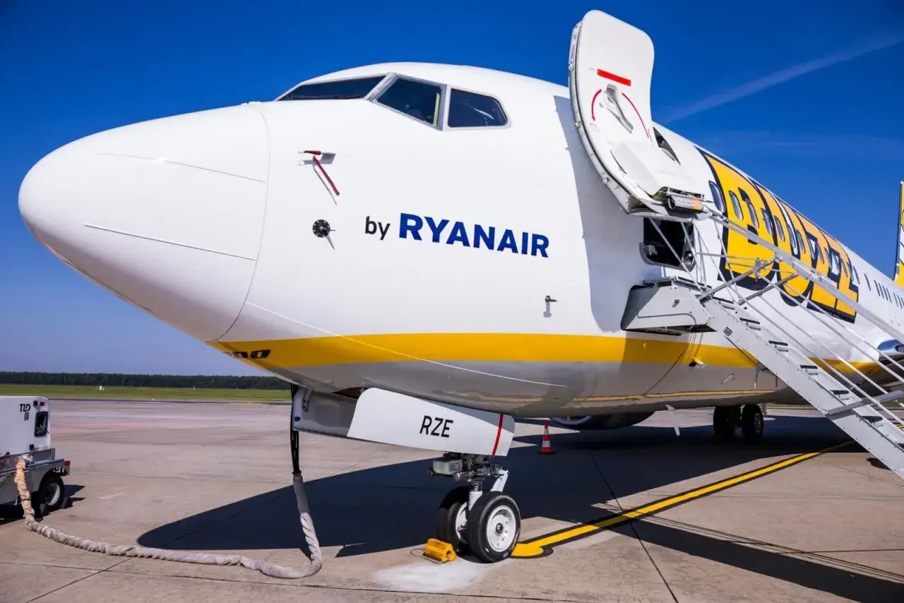 Samolot Ryanair gotowy do lotów do Alicante. Widok z bliska na dziób i otwarte drzwi z drabiną.