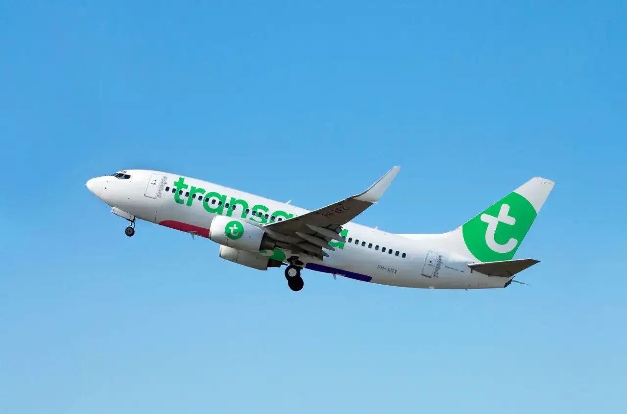 Samolot Transavia wznosi się na tle błękitnego nieba. Wkrótce rozpoczną się loty Wrocław Gdańsk.