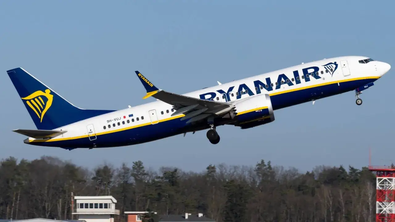 Samolot Ryanair wznosi się w powietrze, gotowy do lotu ze Szczecina do Krakowa.