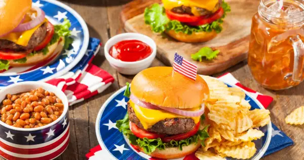 Amerykańskie burgery z frytkami i fasolką, coś co jest w USA, czego nie ma w Polsce.